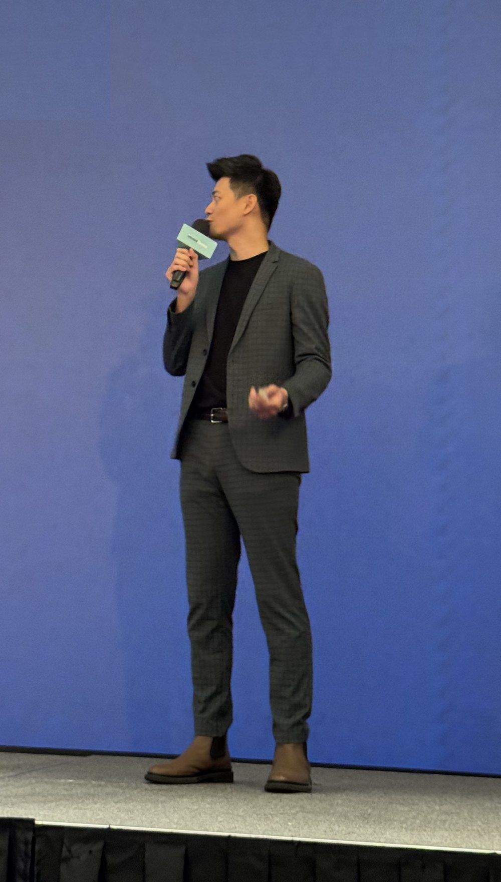 Ray 在活動上台分享業務實戰經驗